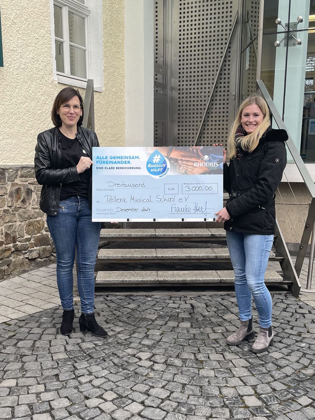 Platz 1 Spendencheck Übergabe Pellenz Musical School 